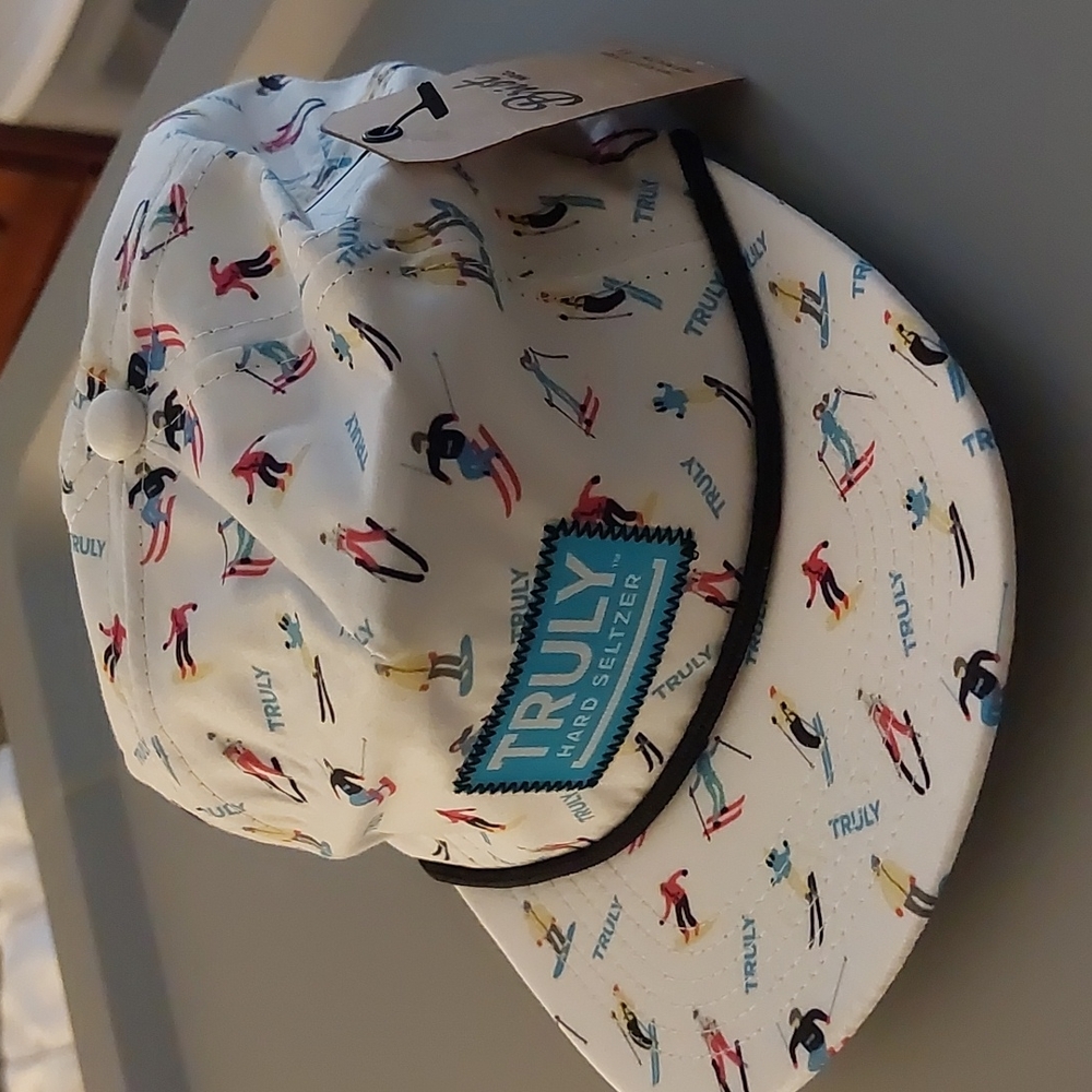 TRULY Snapback Ski Print Cap